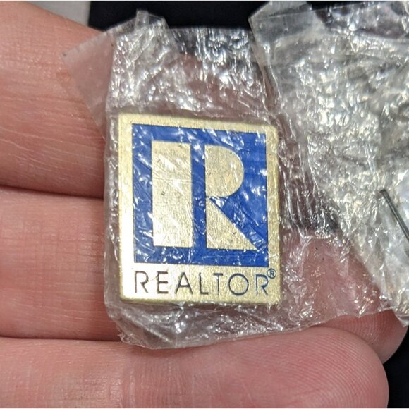 Blue And Gold Tone Realtor Lapel Pin New In Package - Picture 1 of 3